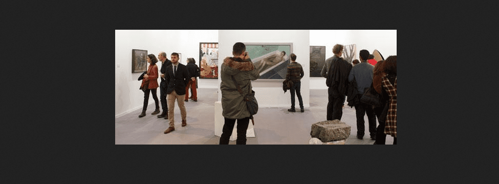 Visitatori ammirano una delle opere presentate ad ARCO 2016. Madrid.