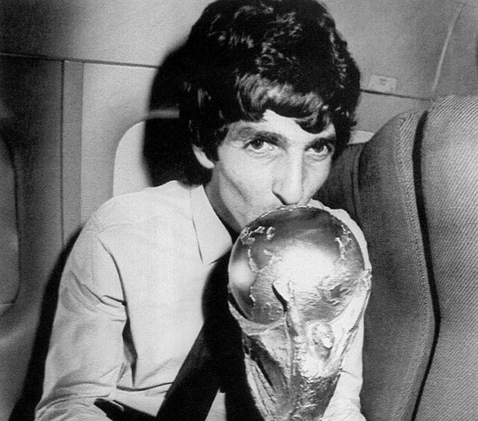 TO GO WITH AFP 2010 WORLD CUP PACKAGE IN ARABIC (FILES) Italy’s star striker Paolo Rossi, who scored most of the goals that led the Italian soccer team to the World Cup championship, kisses the World Cup trophy while flying back to Rome with the team aboard Italian President Sandro Partini’s private air force jet 12 July 1982. AFP PHOTO/UPI