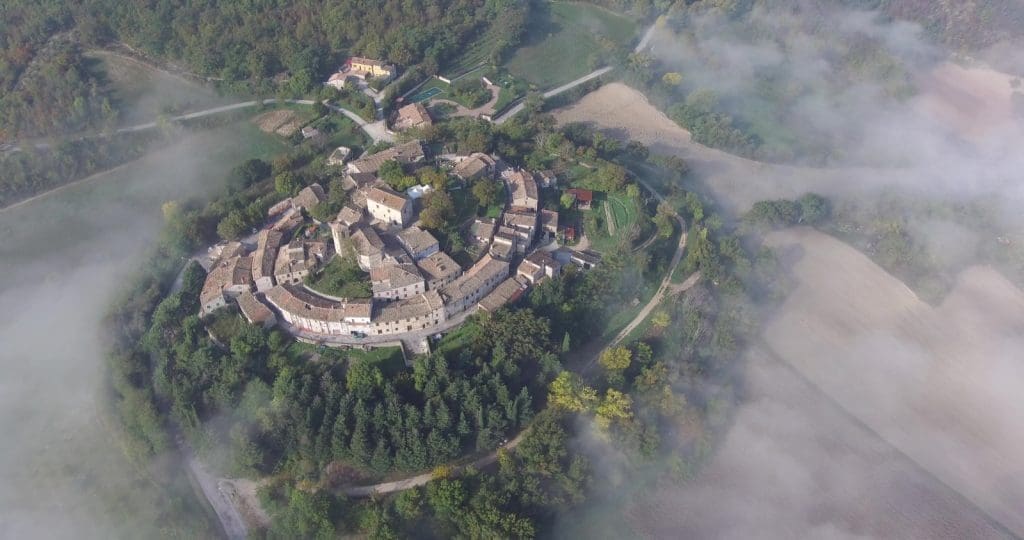 Veduta dall'alto di Castel Santa Maria (MC). Foto Roberto Castellani