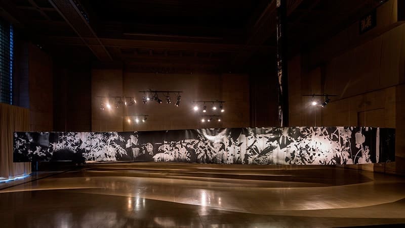 Cosmic Traces Perù Biennale Venezia esplora l'arte di Roberto Huarcaya senza includere artisti indigeni, generando dibattiti