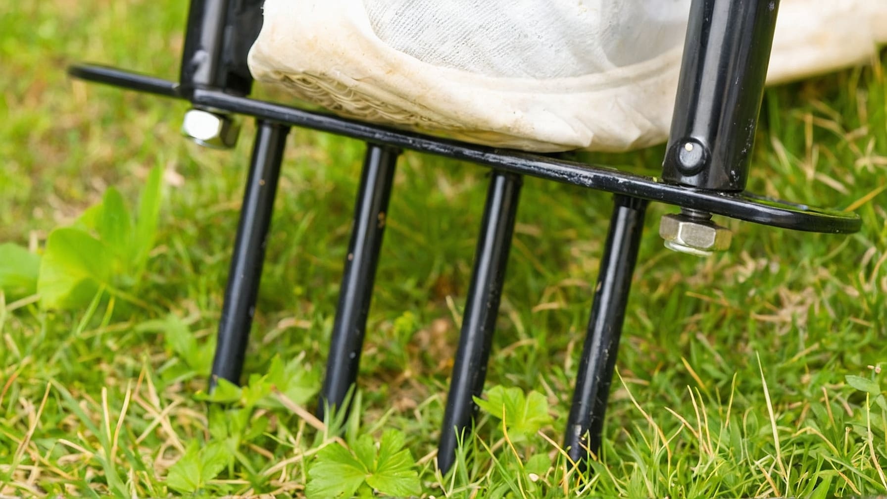 Arieggiatura prato manutenzione: scopri come e perché è cruciale per la salute del tuo giardino. Tecniche, tempi ideali e benefici