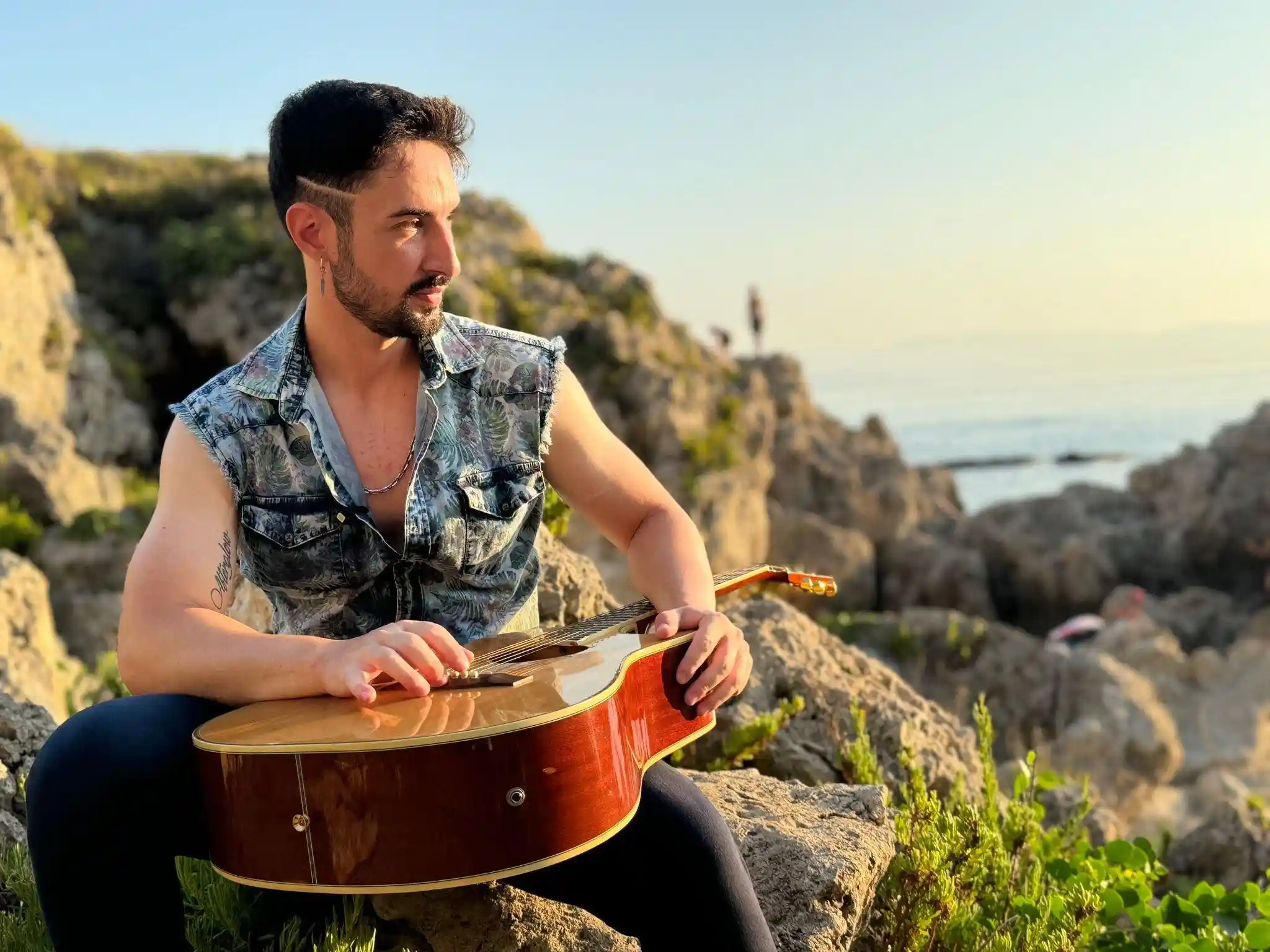 Vincenzo Pantè nuovo brano "Sento una musica" disponibile dal 26 luglio. Scopri il nuovo singolo del cantautore.