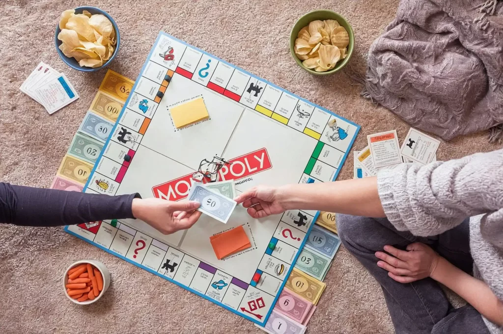 Monopoli gioco educativo: i benefici formativi nascosti. Scopri come questo gioco può sviluppare abilità nei bambini e giovani adulti.